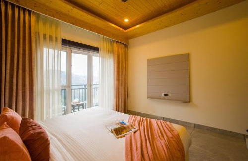 Shimla Villa | Alaya Stays Cliff Vallis 3-BHK Hill View Apartment with Balcony & Common Play Zone
