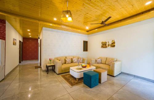 Shimla Villa | Alaya Stays Cliff Vallis 3-BHK Hill View Apartment with Balcony & Common Play Zone