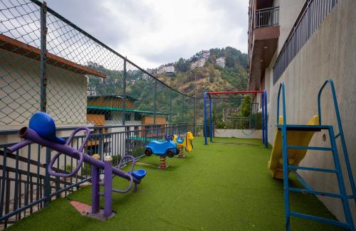 Shimla Villa | Alaya Stays Cliff Vallis 3-BHK Hill View Apartment with Balcony & Common Play Zone