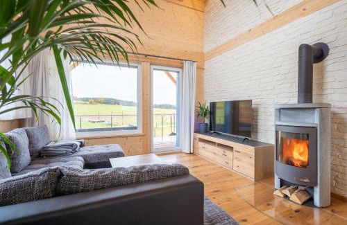 Gemarkung Oberdigisheim House | Relax at Alb Chalet: Pet-Friendly & Hot Tub Amenities
