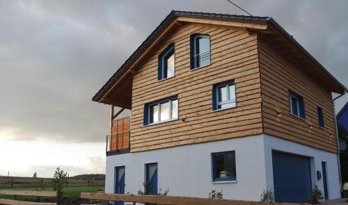 Gemarkung Oberdigisheim House | Relax at Alb Chalet: Pet-Friendly & Hot Tub Amenities