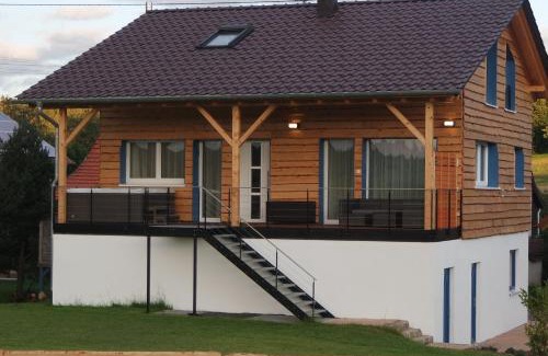 Gemarkung Oberdigisheim House | Relax at Alb Chalet: Pet-Friendly & Hot Tub Amenities