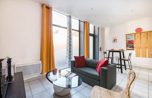 Centre Deux Apartment | Budget-Friendly Stay at Alba - 60's USA with Family Amenities