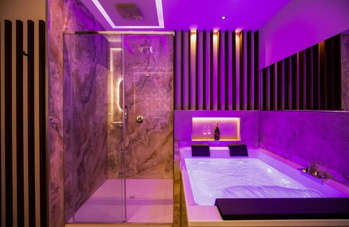 Universita House | Unwind at AlbaDea Déco & Jacuzzi - Rated 10/10 Stay!
