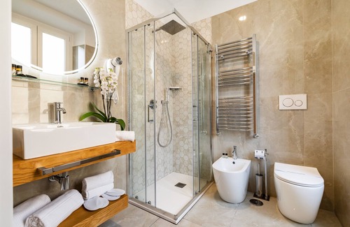 Universita House | Unwind at AlbaDea Déco & Jacuzzi - Rated 10/10 Stay!