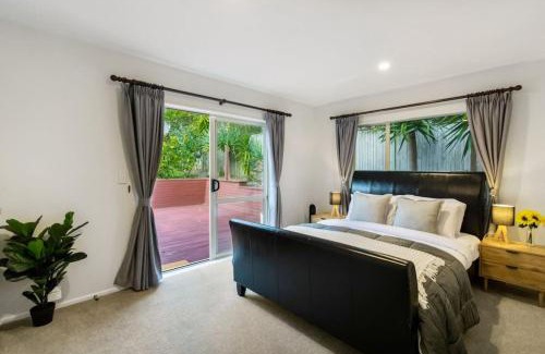 Fairview Heights House | Comfortable Albany Retreat with Kitchenette & Breakfast