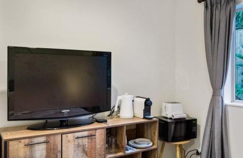Fairview Heights House | Comfortable Albany Retreat with Kitchenette & Breakfast