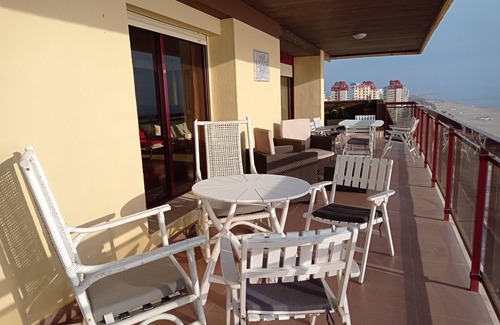 Grau i Platja Apartment | Albatros: Family-Friendly Oasis with Ocean Views & Spa