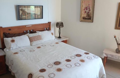 Amanzimtoti Apartment | Oceanfront Albatros: Family-Friendly Getaway with Views