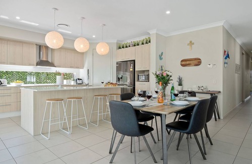 Callala Beach House | Adriatic Beach House: Guest Rated 10/10 with Pool & Kitchen