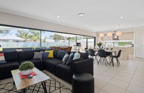 Callala Beach House | Adriatic Beach House: Guest Rated 10/10 with Pool & Kitchen