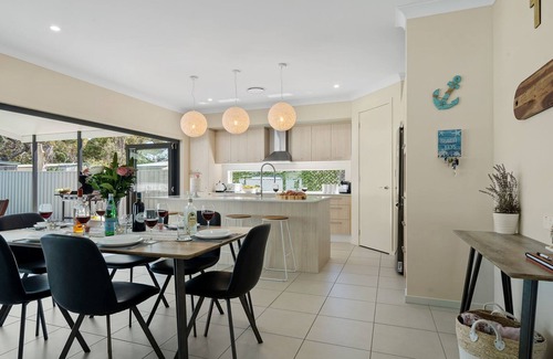 Callala Beach House | Adriatic Beach House: Guest Rated 10/10 with Pool & Kitchen