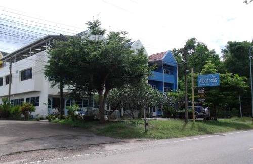 Saphli House | Family-Friendly Albatross Guesthouse at Thungwualaen Beach