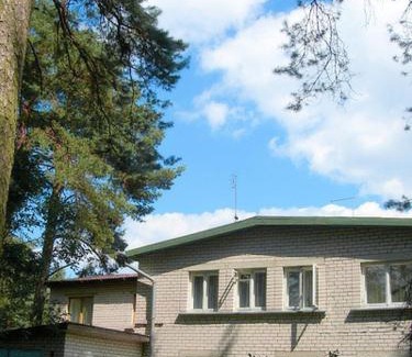Kaunata House | Budget-Friendly Stay at Albatross with Hot Tub & Kitchen