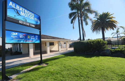 Lakes Entrance Hotel | Oceanfront Escape at Albatross Motor Inn with Pool & Hot Tub