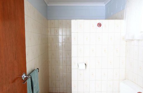 Lakes Entrance Hotel | Oceanfront Escape at Albatross Motor Inn with Pool & Hot Tub