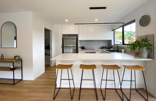 Cambridge House | Modern Family Retreat at Albatross Rise - Guest Rated 9.5