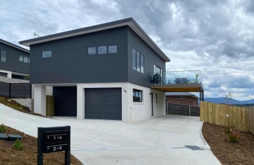 Cambridge House | Modern Family Retreat at Albatross Rise - Guest Rated 9.5