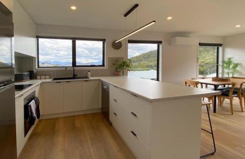 Cambridge House | Modern Family Retreat at Albatross Rise - Guest Rated 9.5