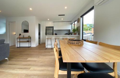Cambridge House | Modern Family Retreat at Albatross Rise - Guest Rated 9.5
