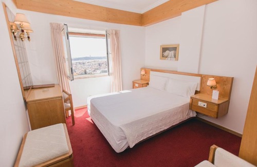 Alfama Hotel | Inviting Albergaria Senhora do Monte with Hot Tub & Breakfast