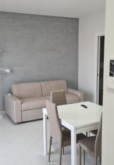 Maddaloni House | Cozy Albergo 3 Torri: Family-Friendly with Breakfast Option