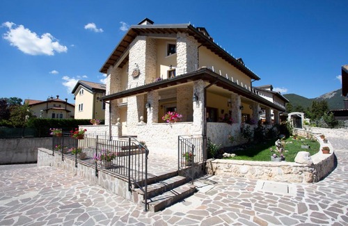 Pescasseroli Bed & Breakfast | Pet-Friendly Retreat at Albergo Ad Astra - Rated 9/10