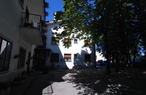 Altipiano Est Hotel | Discover Albergo Alla Valle di Banne: Pet-Friendly Retreat