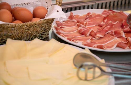 Transacqua Hotel | Welcoming Albergo Conca Verde: Family-Friendly Retreat