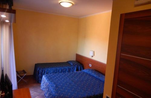 Monterotondo Hotel | Welcoming Stay at Albergo Dei Leoni with Breakfast Included
