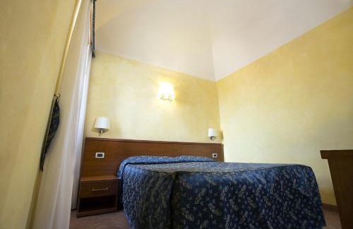 Monterotondo Hotel | Welcoming Stay at Albergo Dei Leoni with Breakfast Included