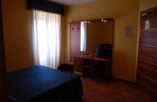 Monterotondo Hotel | Welcoming Stay at Albergo Dei Leoni with Breakfast Included