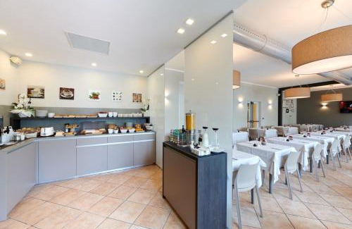 Torri del Benaco Hotel | Oceanfront Escape at Albergo Del Garda: Rated 9/10!