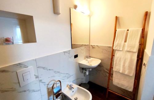 Porto Valtravaglia Hotel | Pet-Friendly Albergo Del Sole with Kitchen and Restaurant