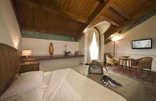 Pollenzo Hotel | Explore Comfort at Albergo dell'Agenzia - 4-Star Retreat