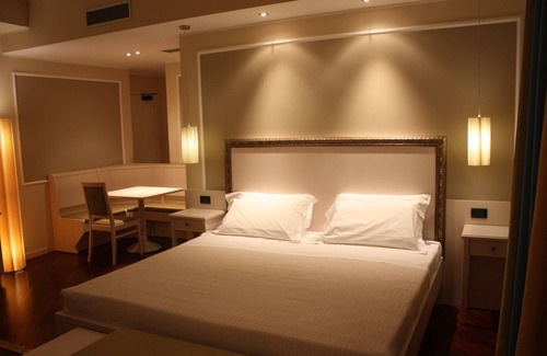 Varano de' Melegari Hotel | Discover Albergo della Roccia: 4-Star Comfort Awaits