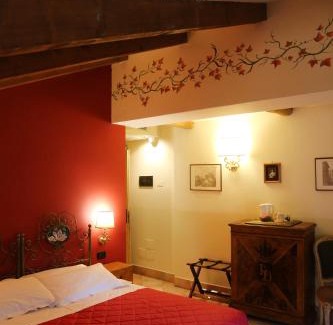 Historic Center Hotel | Discover Albergo delle Drapperie: Pet-Friendly Retreat