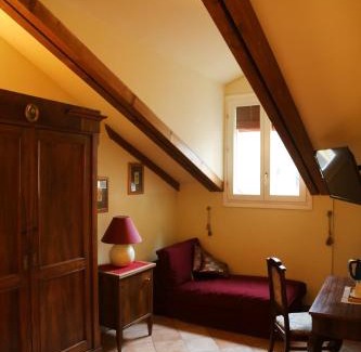 Historic Center Hotel | Discover Albergo delle Drapperie: Pet-Friendly Retreat