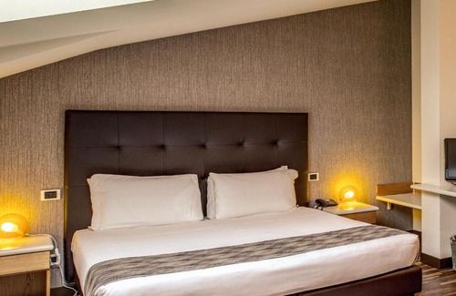 Como City Centre Hotel | Discover Albergo Firenze: Pet-Friendly & Family Welcoming