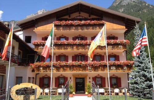 Auronzo di Cadore Hotel | Top-Rated Albergo Garnì Ajarnola with Family-Friendly Amenities