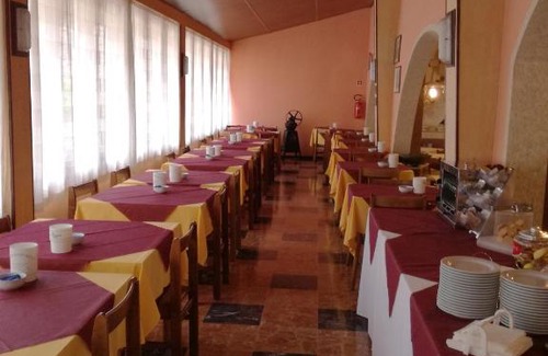 Toscolano Maderno Hotel | Pet-Friendly Retreat at Albergo Giardino with Breakfast