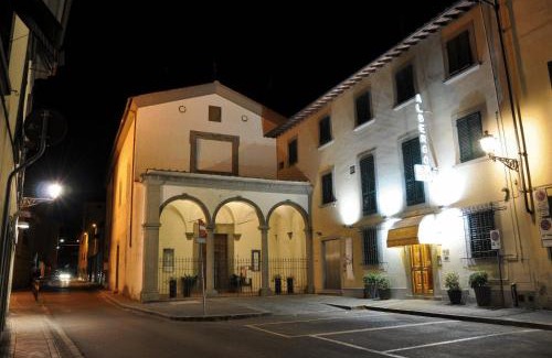 Prato Hotel | Discover Albergo Il Giglio: Pet-Friendly Retreat with Breakfast