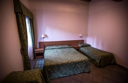 Tavarone Hotel | Discover Albergo La Veranda: Family-Friendly & Pet Welcoming