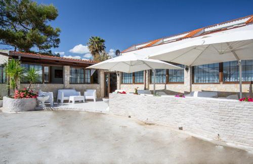 Vieste Hotel | Explore Albergo Labotte: Pet-Friendly Beachfront Retreat