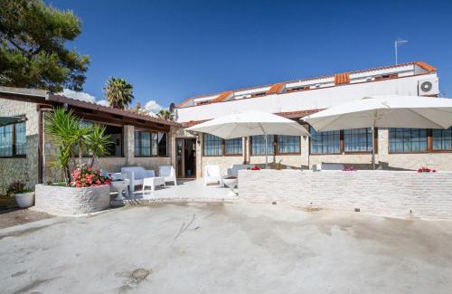 Vieste Hotel | Explore Albergo Labotte: Pet-Friendly Beachfront Retreat