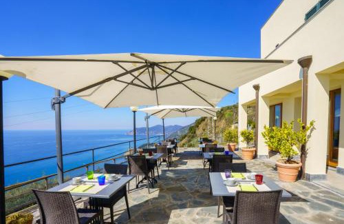 Volastra Hotel | Discover Albergo Luna di Marzo: Top-Rated Stay with Dining