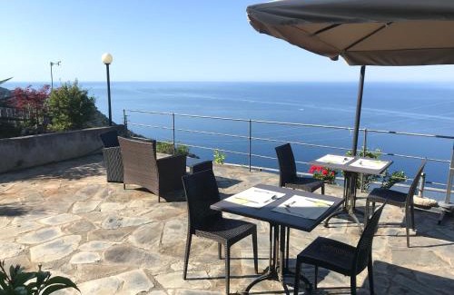 Volastra Hotel | Discover Albergo Luna di Marzo: Top-Rated Stay with Dining