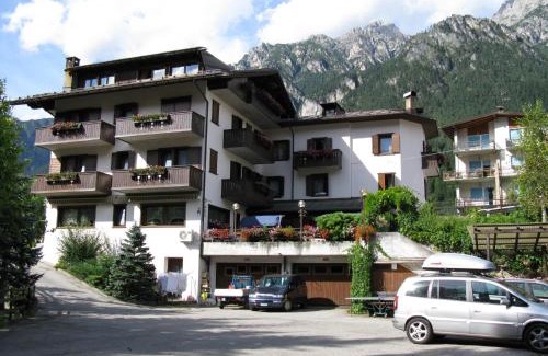 Auronzo di Cadore Hotel | Highly Rated Albergo Miravalle with Breakfast & Child-Friendly Amenities