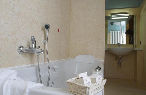 Reggio nell'Emilia Hotel | Discover Albergo Morandi: Pet-Friendly with Hot Tub Access