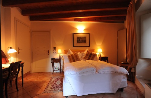 Brescia Antica Hotel | Discover Albergo Orologio: Top-Rated Stay with Dining